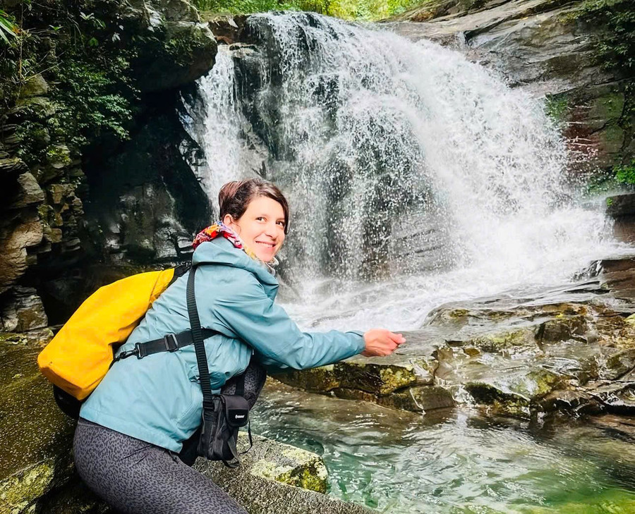 Khách nước ngoài trekking tại Vườn Quốc gia Bạch Mã. Ảnh: Vườn Quốc gia Bạch Mã - Đình Trung. du-lich-trekking-chinh-phuc-thu-thach-2.jpg