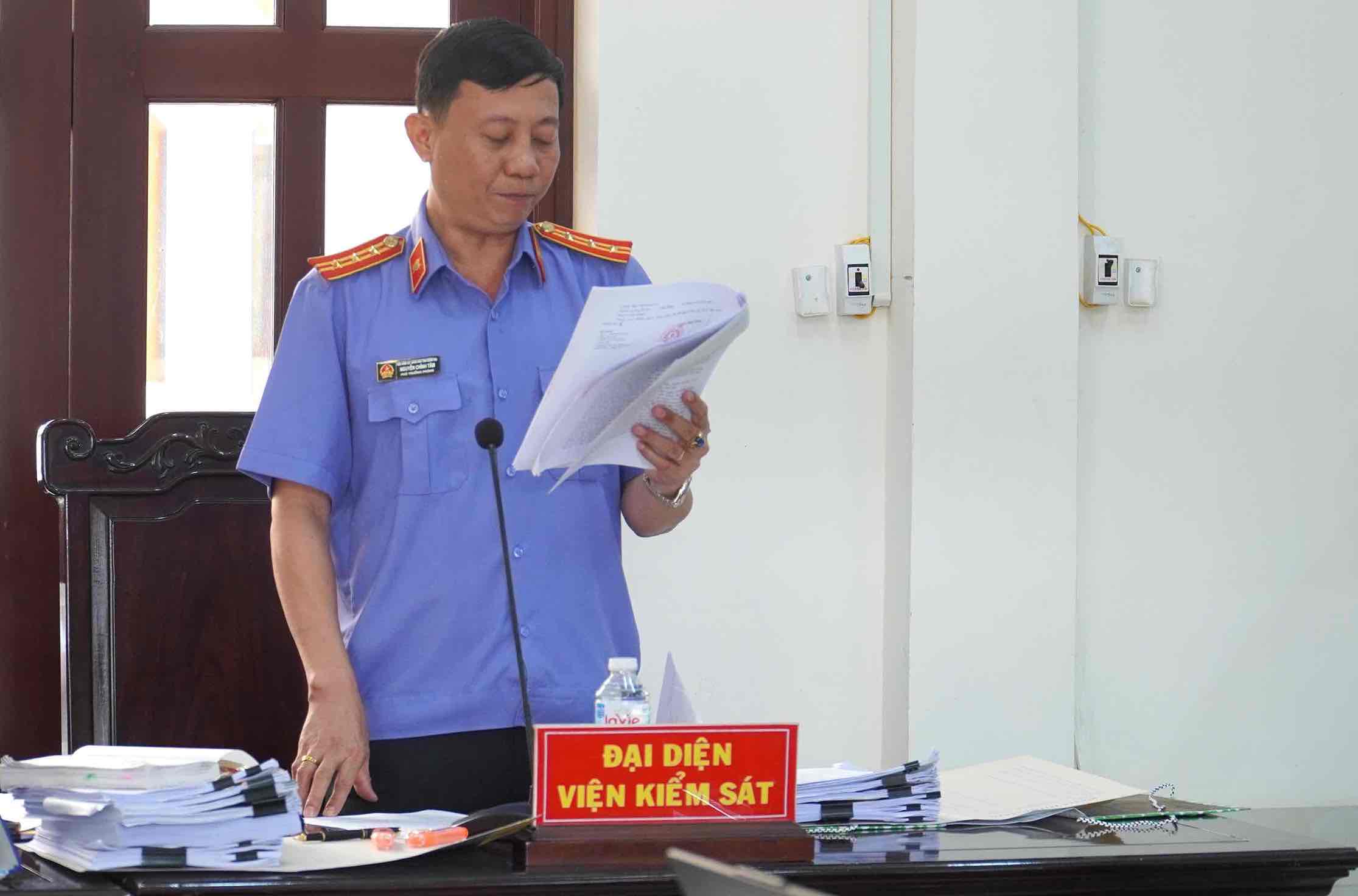 Đại diện Viện kiểm sát nhân dân tỉnh Đồng Nai công bố cáo trạng. Ảnh: HAC