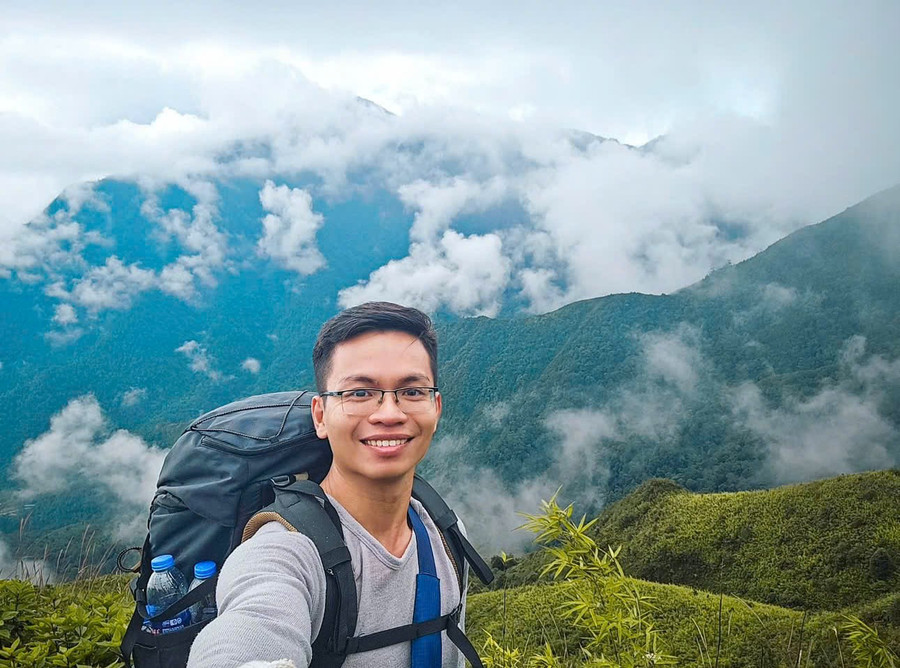 Du khách check-in tại đỉnh Tà Chì Nhù (Yên Bái). Ảnh: Đinh Điền. du-lich-trekking-chinh-phuc-thu-thach-4.jpg