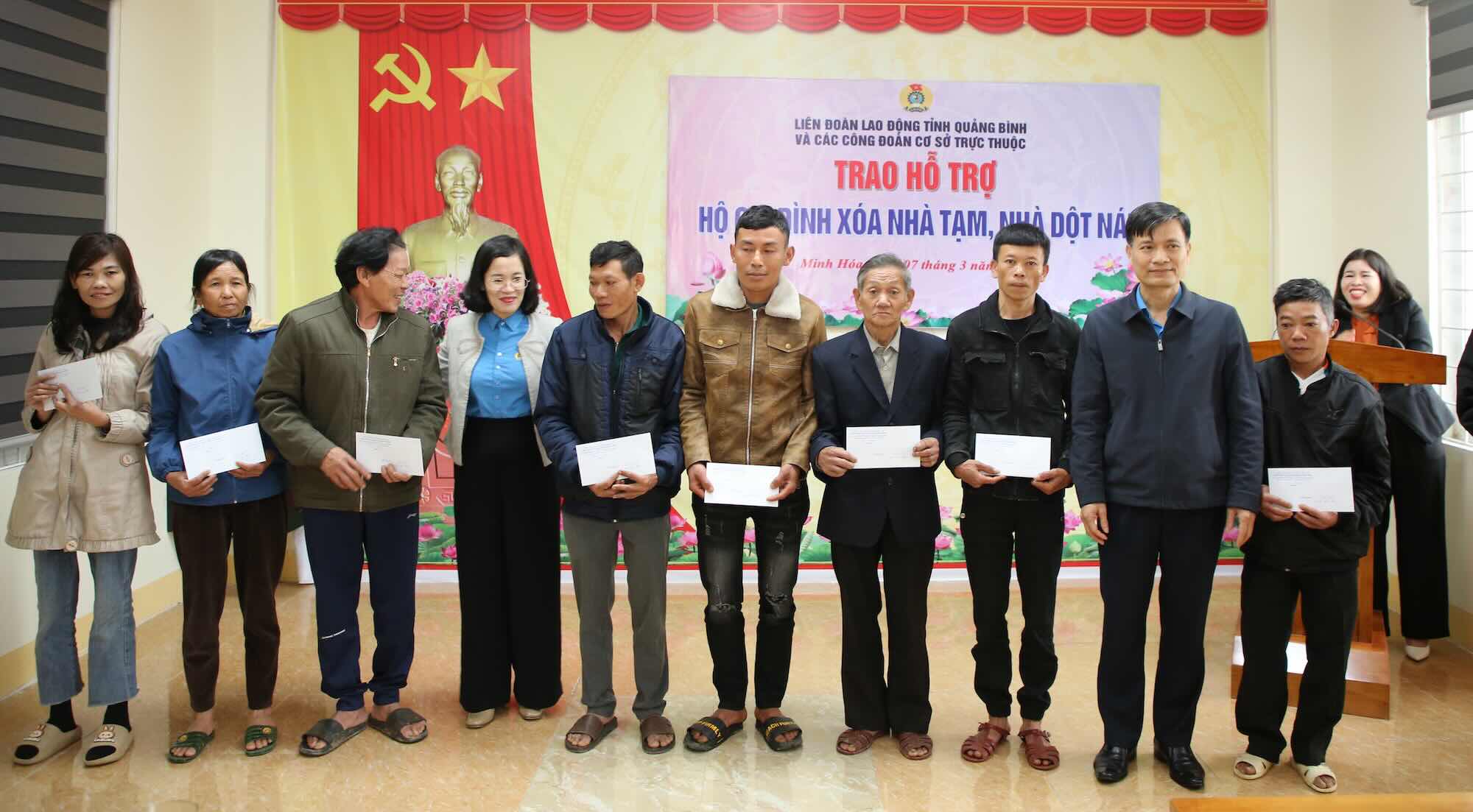 Các hộ dân được hỗ trợ kinh phí sửa chữa nhà tạm, nhà dột nát. Ảnh: Công Sáng