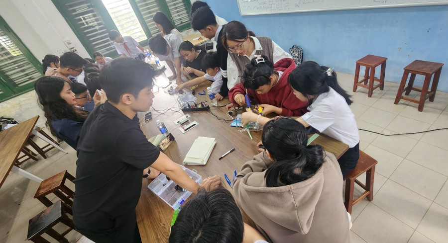 Học sinh Trường THCS Đặng Thai Mai (Cẩm Lệ, Đà Nẵng) tham gia dự án giáo dục STEM tại Trường Đại học Sư phạm Kỹ thuật (Đại học Đà Nẵng). Ảnh: Ánh Ngọc khop-noi-huong-nghiep-1.jpg