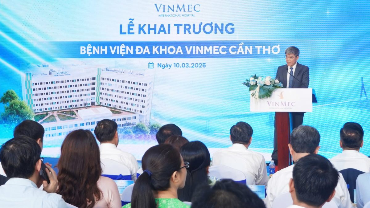 Tiến sĩ Phùng Nam Lâm phát biểu tại lễ khai trương. Ảnh: Yến Phương