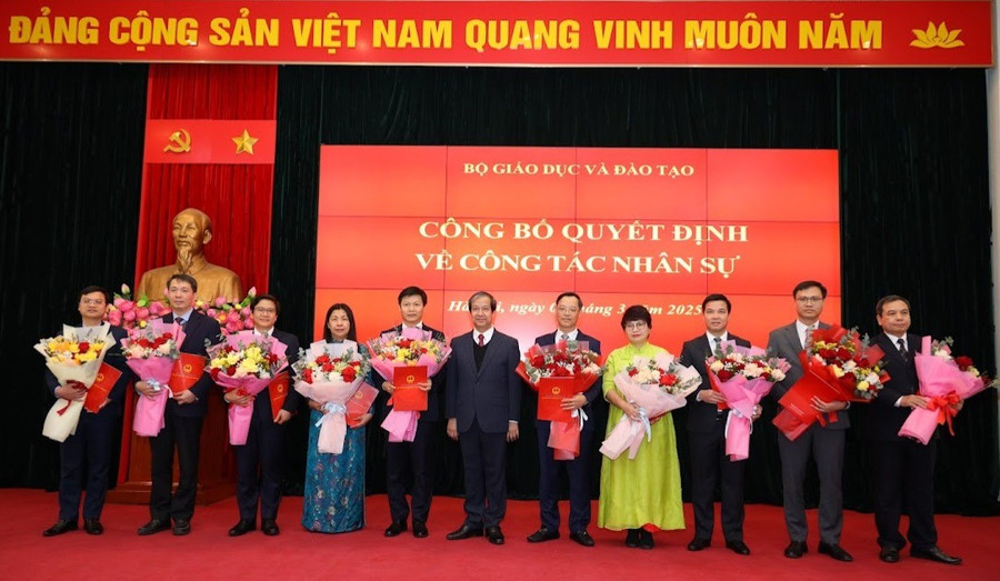 Bộ trưởng Nguyễn Kim Sơn trao Quyết định, tặng hoa chúc mừng các cán bộ được điều động, tiếp nhận, bổ nhiệm giữ chức vụ vụ trưởng, cục trưởng, phụ trách đơn vị. imgl8207.jpg