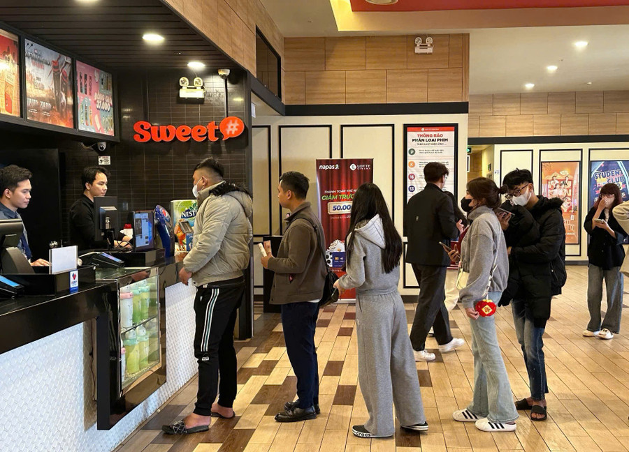Khán giả háo hức xếp hàng mua vé, chuẩn bị thưởng thức những bộ phim đặc sắc tại rạp. Ảnh: Hà Trang. dien-anh-viet-voi-de-tai-lich-su-van-hoa-nguon-cam-hung-1.jpg