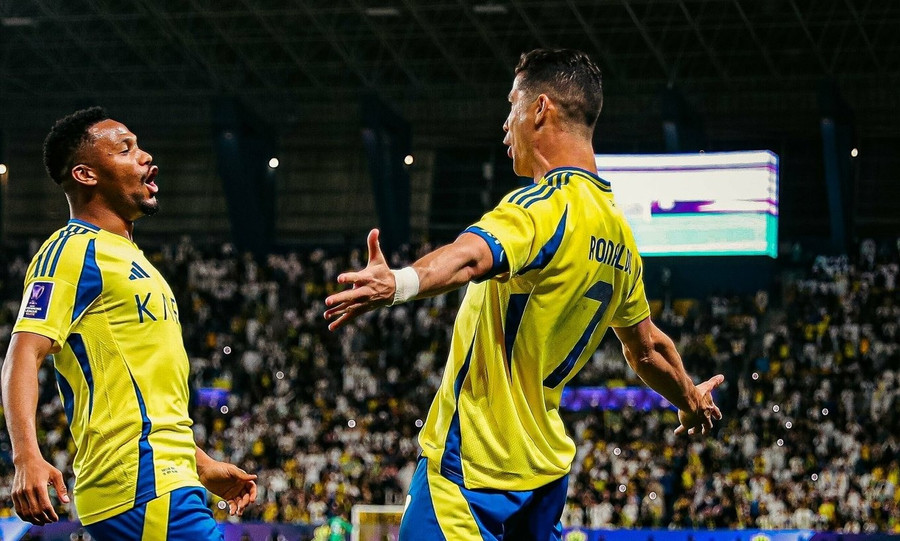 Ronaldo (phải) mừng bàn nâng tỷ số lên 2-0 cho Al Nassr trước Esteghlal tại lượt về vòng 1/8 AFC Champions League Elite hôm 11/3. ronaldo.jpg