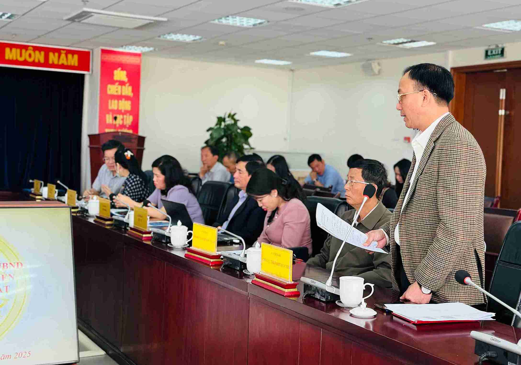 Các đại biểu đóng góp ý kiến. Ảnh: Bảo Trung