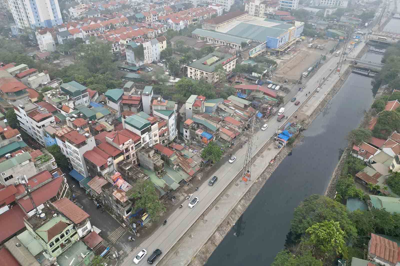 Nhiều căn nhà trên đường Tam Trinh chưa được giải phóng mặt bằng. Ảnh: Hữu Chánh