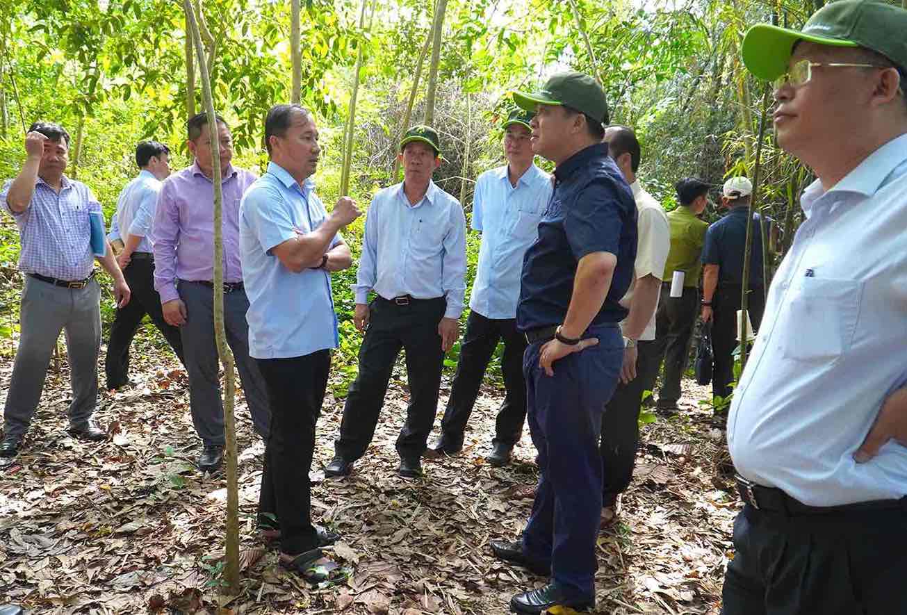 Phó Chủ tịch UBND tỉnh Đồng Nai Hồ Văn Hà cùng các sở ngành khảo sát vị trí xây dựng cầu Mã Đà sáng ngày 13.3. Ảnh: HAC