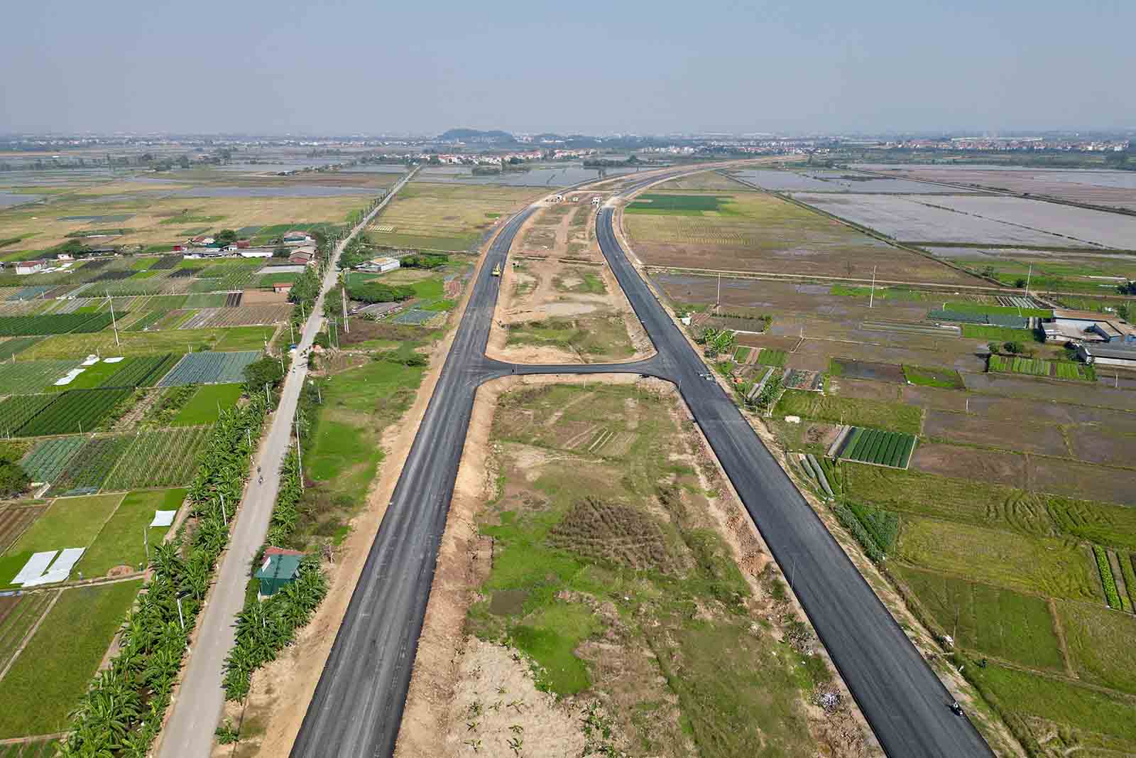 Đường song hành Vành đai 4 đoạn qua huyện Văn Khê (Mê Linh) đã được thảm nhựa mặt đường. Ảnh: Hữu Chánh