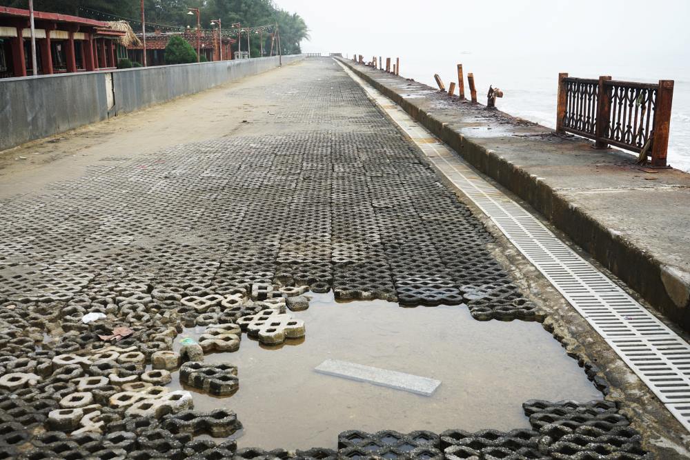 Hệ thống hàng rào trên tuyến đường đi bộ bị hư hỏng có chiều dài khoảng 1km. Ảnh: Quách Du