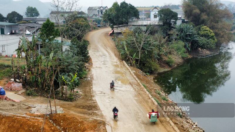 Tuyến đường lầy lội gây khó khăn cho các phương tiện tham gia giao thông. Ảnh: Lam Thanh