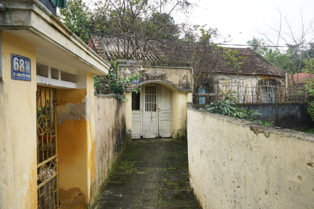 Những căn nhà, con đường tại khu phố Quang Trung sau nhiều năm đã trở nên sập xệ. Ảnh: Quách Du