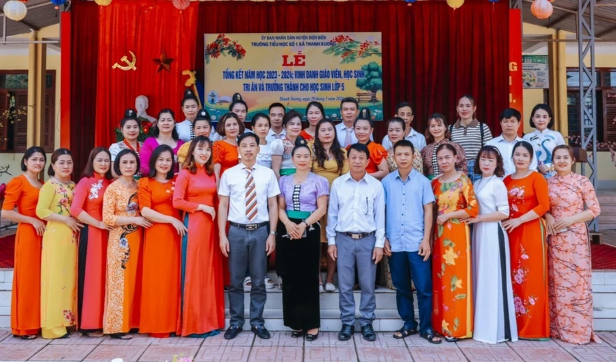 Đại biểu cùng tập thể sư phạm nhà trường trong buổi tổng kết năm học.