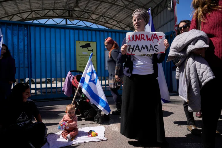 Người dân Israel chặn lối vào UNRWA, cơ quan chính của Liên Hợp Quốc cung cấp viện trợ cho Dải Gaza. untitled6.png