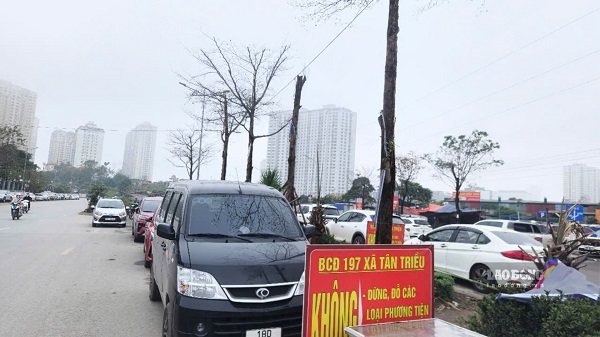 Trở thành nơi đỗ xe trái phép gây cản trở và ùn tắc giao thông. Ảnh: Minh Hạnh chụp 10h30 ngày 15.3.2025.