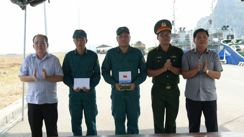 Bí thư Tỉnh ủy Kiên Giang Nguyễn Tiến Hải đến thăm, kiểm tra tại Hải đội Dân quân thường trực. Ảnh: Phương Vũ