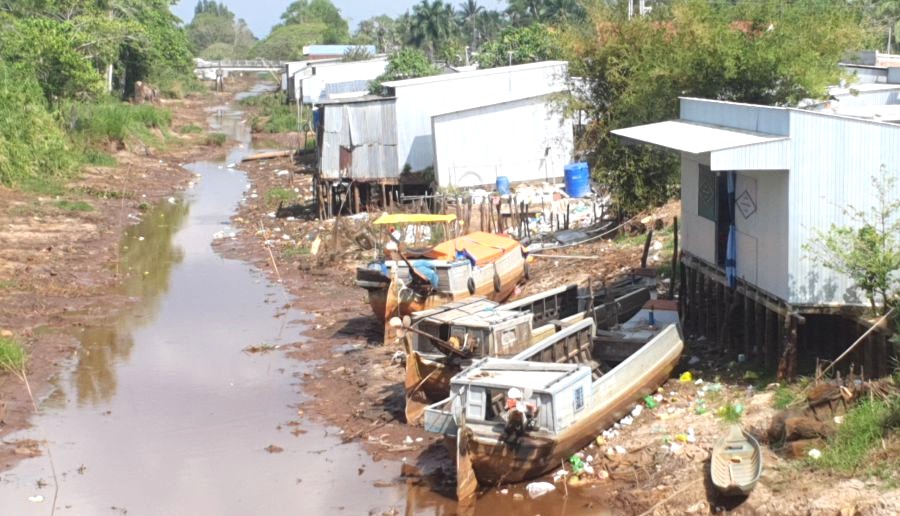 Khô hạn khiến cho nhiều dòng sông tại Cà Mau vào năm 2024 kiệt nước. Ảnh: Nhật Hồ