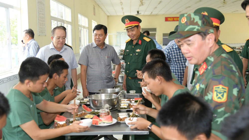 Bí thư Tỉnh ủy đã lắng nghe, nắm bắt tâm tư, tình cảm, và nguyện vọng của chiến sĩ mới. Ảnh: Phương Vũ