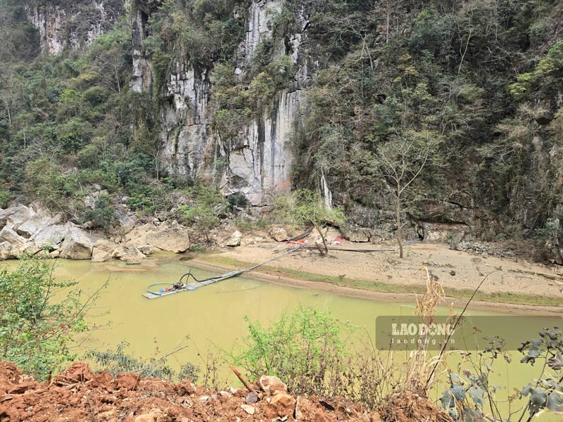 Một máy hút đang tạm ngưng hoạt động trên sông. Ảnh: Nhóm PV