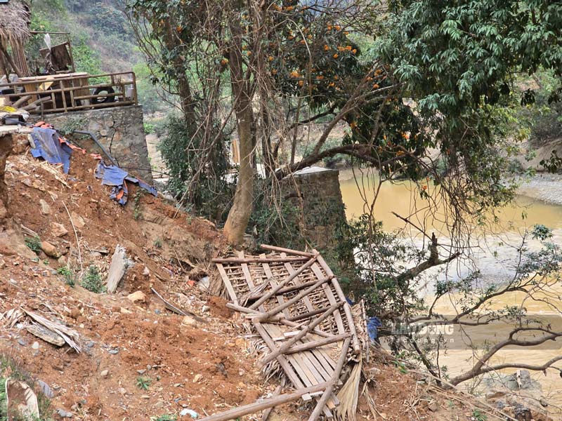 Nước sông Gâm từ trong chuyển thành đục, bờ sông cũng bị sạt lở. Ảnh: Nhóm PV.