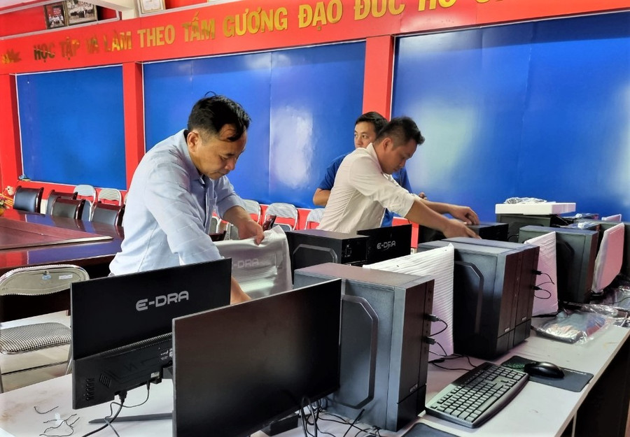 Các cơ sở giáo dục được lắp đặt máy tính phục vụ ứng dụng công nghệ thông tin và chuyển đổi số trong trường học. muong-te-2-8257.jpg