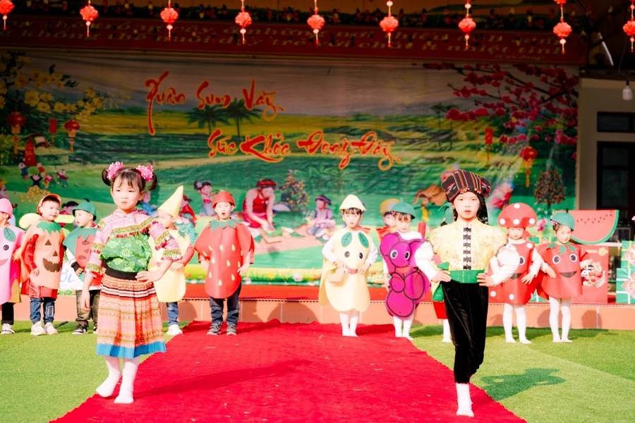 Các bé thi biểu diễn thời trang.