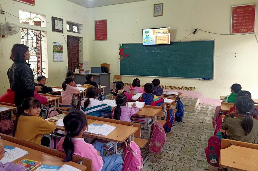 Các giáo viên chủ động ứng dụng công nghệ thông tin vào giảng dạy. muong-te-3.jpg