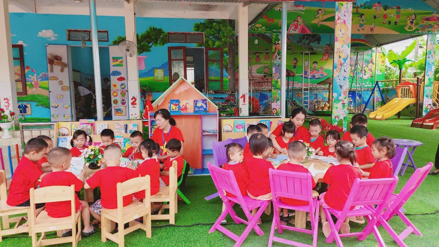 Trẻ đọc sách tại thư viện thân thiện. mn-thanh-hung-3.jpg