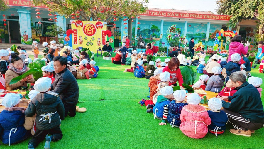 Cô trò và phụ huynh nhà trường trải nghiệm không gian ngày Tết. mn-thanh-hung.jpg