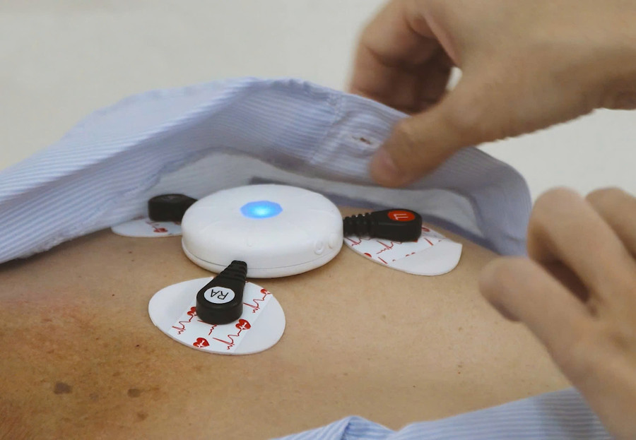 Bệnh nhân được các bác sĩ Bệnh viện Nguyễn Trãi hướng dẫn đeo thiết bị phân tích dữ liệu lớn điện tâm đồ lưu động, tầm soát rung nhĩ trên ngực. Ảnh: A.T tphcm-xay-dung-y-te-thong-minh-1.jpg