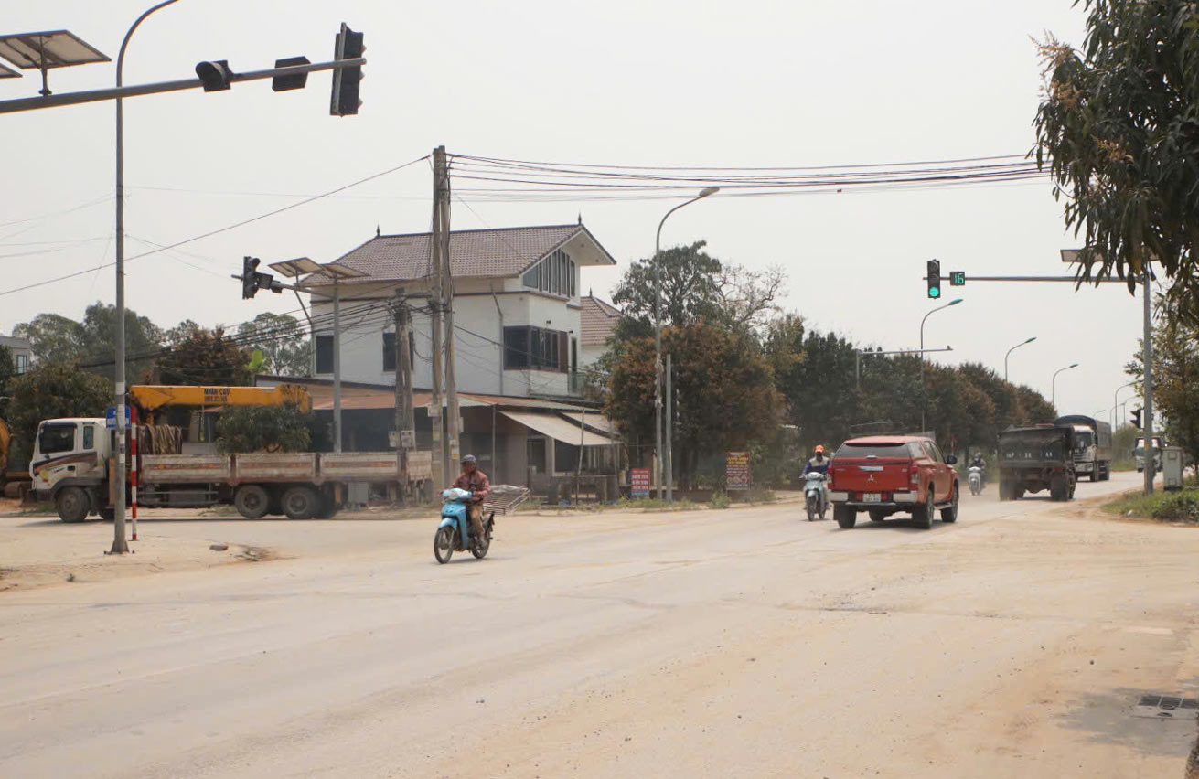 Ông Nguyễn Sỹ Diệu – Phó Chủ tịch UBND TP. Vinh cho biết: Thành phố đã có tờ trình gửi UBND tỉnh đề xuất đầu tư dự án cải tạo, nâng cấp kết hợp xây dựng mới tuyến đường 35m, dự kiến bố trí trong kế hoạch đầu tư công nguồn vốn ngân sách tỉnh giai đoạn 2026-2030. Thành phố đã chỉ đạo tăng cường tuần tra, kiểm soát xe trọng tải lưu thông trên tuyến đường này, giảm thiểu tình trạng xuống cấp, nghiên cứu bố trí thêm các biển báo hạn chế tốc độ, cảnh báo nguy hiểm.  Ảnh: Bá Thuần