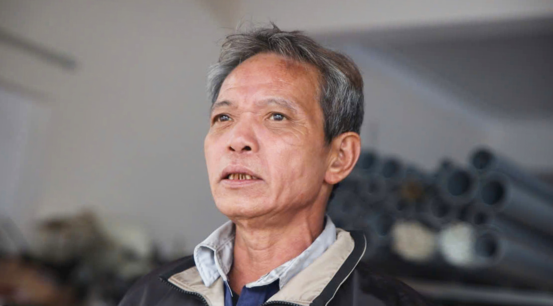 Ông Nguyễn Hồng Sơn, người dân sống gần tuyến đường 35 mét, cho biết: “Tại tuyến đường này cứ 2-3 ngày lại xảy ra một vụ ngã xe do đường bị sụt lún, có người bị thương xây xát, có trường hợp bị gãy tay gãy chân”. Ảnh: Bá Thuần