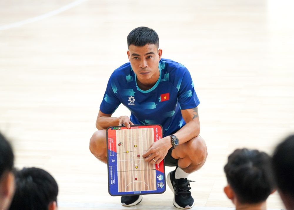 Huấn luyện viên Nguyễn Đình Hoàng