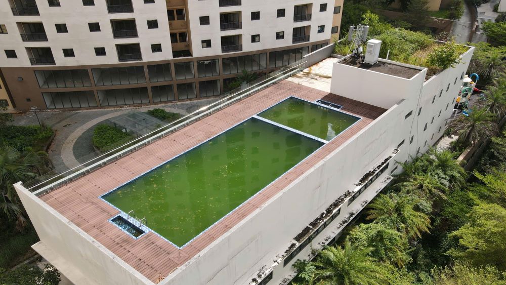 Các block nhà đầy đủ hạ tầng nội và ngoại khu như công viên, sân chơi trẻ em, cây xanh, đường nội khu đã cơ bản hoàn thành. Đây là dự án tái định cư được thành phố yêu cầu phải trở thành kiểu mẫu nhưng đang bị bỏ hoang gần 10 năm qua.