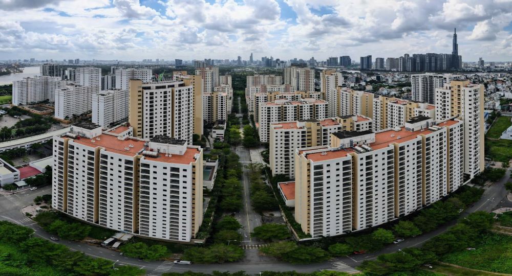 Hình ảnh từ trên cao cho thấy hiện trạng các khối nhà cao tầng bỏ không, một số khu vực bị rào chắn. Dự án nằm trên tuyến đường huyết mạch Mai Chí Thọ và gần tuyến đường Lương Đình Của, có vị trí đắc địa, thuận lợi kết nối giao thông.