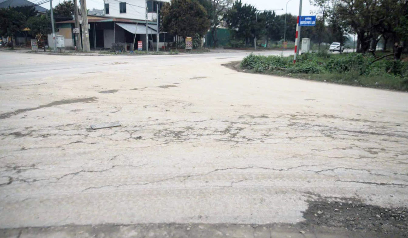 Những vết nứt chằng chịt, những đoạn đường sụt lún ngày một lan rộng xuất hiện tại nhiều vị trí trên tuyến đường 35m ở TP Vinh, trong khi các vạch chỉ đường trên tuyến đã mờ gần như hoàn toàn, gây khó khăn cho người tham gia giao thông ngắn gọn hơn. Ảnh: Bá Thuần
