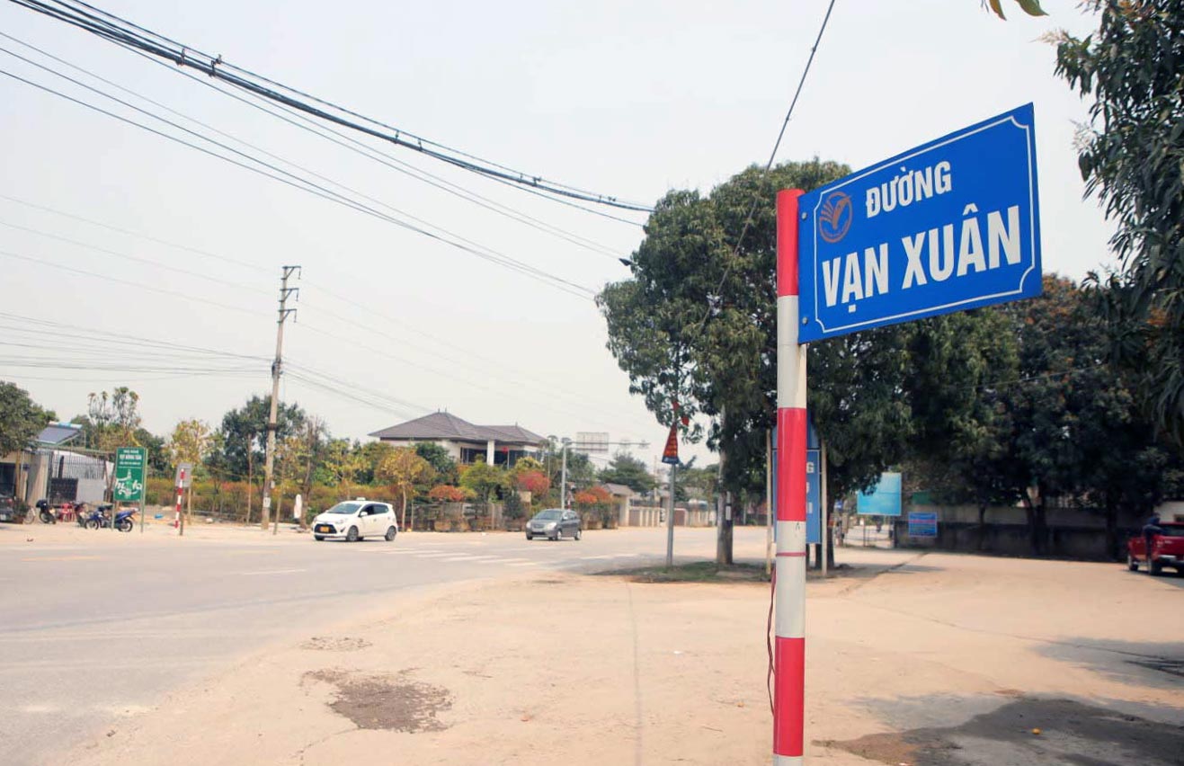 Đường Vạn Xuân hay còn được gọi là đường 35 mét dài hơn 8km, nối từ Quốc lộ 46 đến đường ven sông Lam, đi qua các xã, phường: Hưng Hòa, Hưng Lộc, Nghi Đức và Nghi Ân của TP. Vinh. Ảnh: Bá Thuần Đường Vạn Xuân hay còn được gọi là đường 35 mét dài hơn 8km, nối từ Quốc lộ 46 đến đường ven sông Lam, đi qua các xã, phường: Hưng Hòa, Hưng Lộc, Nghi Đức và Nghi Ân của TP. Vinh. Ảnh: Bá Thuần