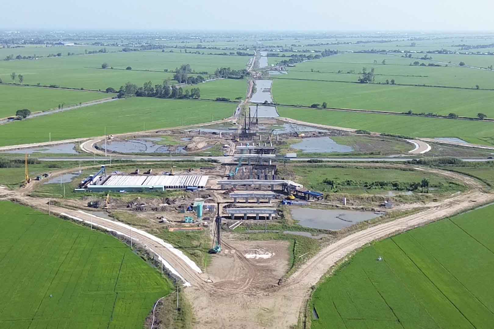 Cao tốc Châu Đốc - Cần Thơ - Sóc Trăng nhìn từ trên cao. Ảnh: Tạ Quang