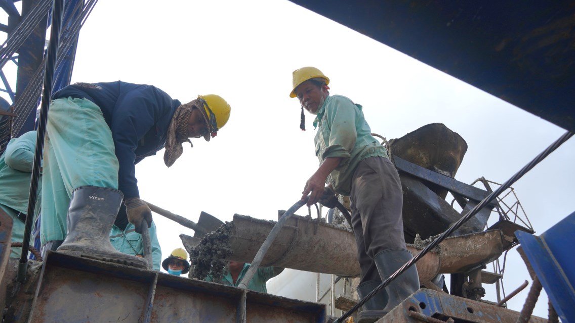 Công nhân làm việc ở cao tốc trục ngang đoạn qua Cần Thơ. Ảnh: Tạ Quang