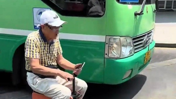 Sử dụng vali điện để di chuyển là vi phạm luật giao thông