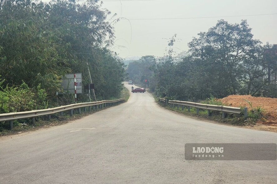 Đường tỉnh 315 với quy mô đường cấp IV miền núi đang là tuyến giao thông kết nối đường liên vùng với Quốc lộ 32. Ảnh: Tô Công.