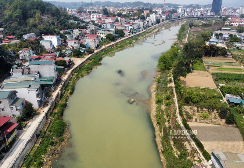 Một đoạn sông Bằng Giang khi đập dâng nước chưa hoàn thành. Ảnh: Tân Văn.