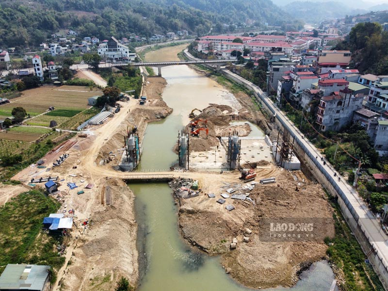 Trên công trường xây dựng dự án. Ảnh: Tân Văn.