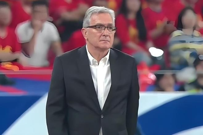 HLV Branko Ivankovic của tuyển Trung Quốc với vẻ thẫn thờ khi đội nhà thua Australia 0-2 ở vòng loại World Cup 2026 tối 25/3. tq.jpg