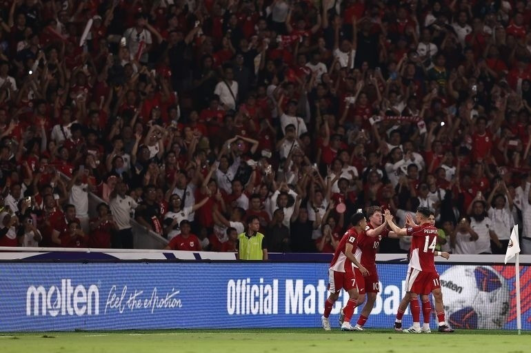 Các cầu thủ Indonesia ăn mừng bàn thắng vào lưới Bahrain trên sân Gelora Bung Karno ở vòng loại World Cup 2026 khu vực châu Á tối 25/3. indonesia.jpg