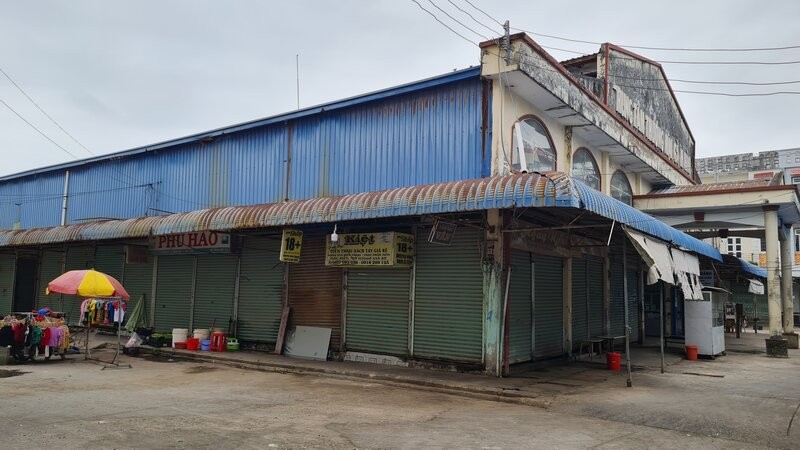 Trung tâm thương mại Gành Hào xây dựng xong năm 2010, nhưng đến nay rất ít tiểu thương vào mua bán. Ảnh: Nhật Hồ