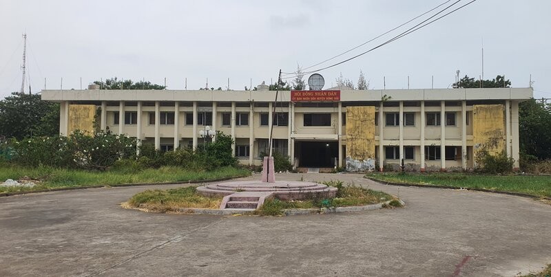 Trụ sở cũ HĐND-UBND huyện Đông Hải, Bạc Liêu bỏ hoang. Ảnh: Nhật Hồ