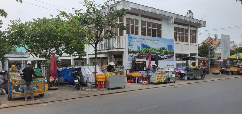 Trụ sở Huyện uỷ Đông Hải, tỉnh Bạc Liêu nằm ở vị trí đẹp nhất thị trấn Gành Hào cũng bỏ không. Ảnh: Nhật Hồ