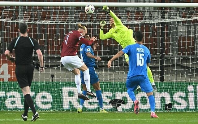 Thủ môn tuyển Israel Daniel Peretz cản phá tình huống của Erling Haaland. afp-20250325-37v92km-v1-highres-fblwc2026eurqualifiersisrnor-e1742941202392-640x400.jpg
