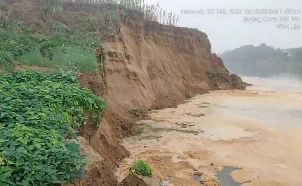 Đoạn sạt lở mới ở bờ sông Mã có chiều dài khoảng 20m. Ảnh: Cắt từ video
